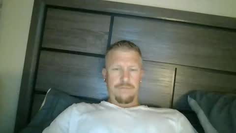 AthleticWhiteboy777 online show from May 25, 7:47 am