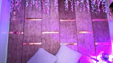 aurora online show from December 3, 8:20 pm