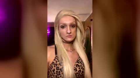 Destiny Nicole online show from April 17, 9:22 am