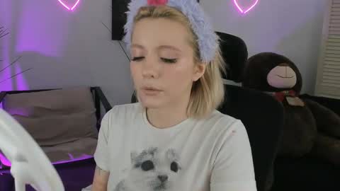 aurorawrenfield online show from March 6, 4:44 am