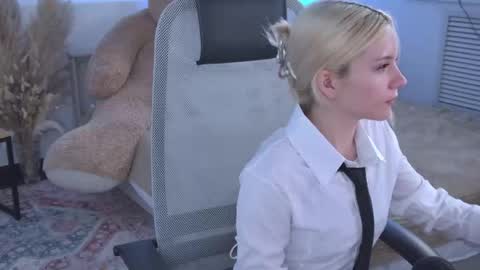 aurorawrenfield online show from May 29, 12:52 am