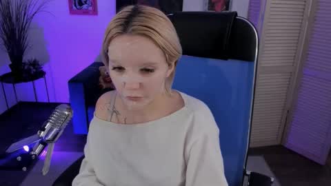 aurorawrenfield online show from January 13, 10:12 am