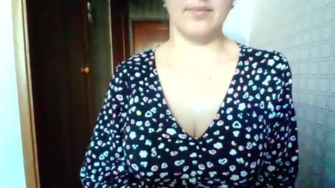 awesomeladyy online show from April 4, 7:37 am