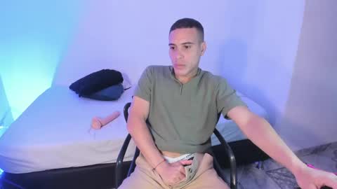 axel__fierro online show from April 18, 8:20 pm