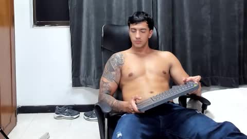 axel_hendrick online show from February 28, 8:35 pm