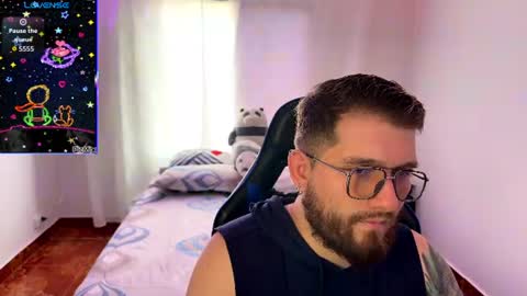 axelsterling_ online show from August 3, 7:53 pm