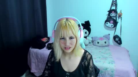 Snapshot of azu_moure chatting on October 24, 3:51 am Azu Moure online show from October 24, 3:51 am
