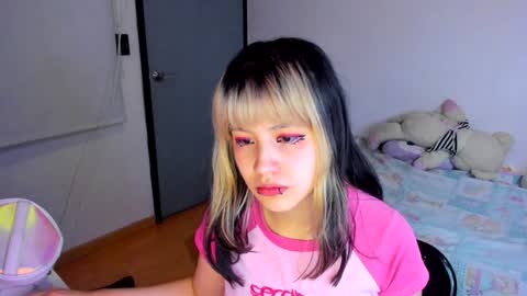 Snapshot of azu_moure chatting on December 17, 3:50 am Azu Moure online show from December 17, 3:50 am