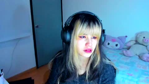 Snapshot of azu_moure chatting on January 13, 5:44 am Azu Moure online show from January 13, 5:44 am