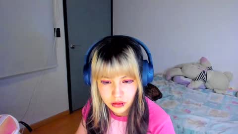 Snapshot of azu_moure chatting on December 17, 7:07 am Azu Moure online show from December 17, 7:07 am