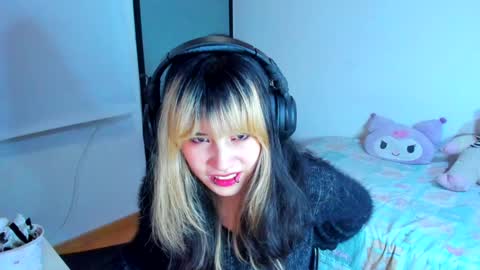 Snapshot of azu_moure chatting on January 13, 8:47 am Azu Moure online show from January 13, 8:47 am