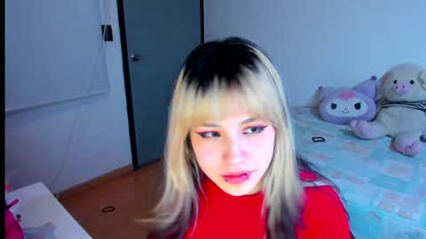 Snapshot of azu_moure chatting on December 4, 4:15 am Azu Moure online show from December 4, 4:15 am