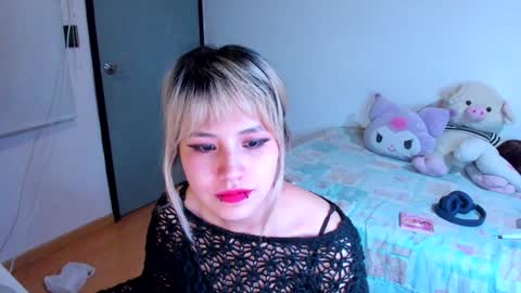 Snapshot of azu_moure chatting on December 11, 6:47 am Azu Moure online show from December 11, 6:47 am