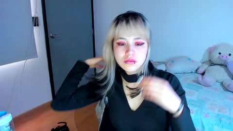 Snapshot of azu_moure chatting on December 7, 8:33 pm Azu Moure online show from December 7, 8:33 pm