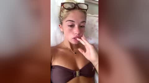 baby1xo online show from June 11, 8:40 pm