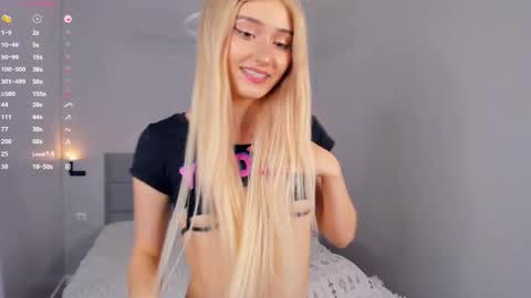 Mia online show from April 16, 8:09 pm