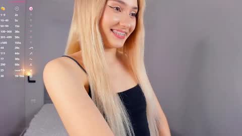 Mia online show from April 15, 4:43 pm