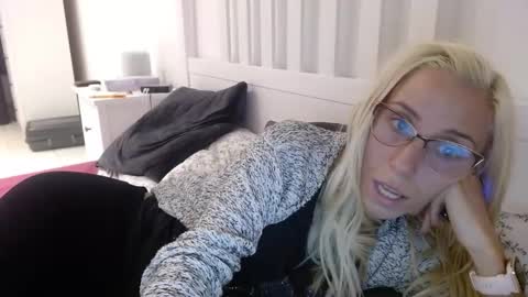 Snapshot of barelylegalblondy chatting on September 14, 5:36 pm Lena online show from September 14, 5:36 pm