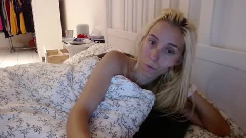 Snapshot of barelylegalblondy chatting on October 5, 12:46 pm Lena online show from October 5, 12:46 pm