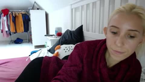 Snapshot of barelylegalblondy chatting on October 18, 12:09 pm Lena online show from October 18, 12:09 pm