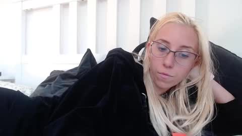 Snapshot of barelylegalblondy chatting on September 10, 4:08 pm Lena online show from September 10, 4:08 pm