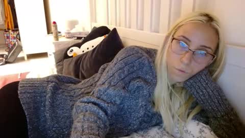 Snapshot of barelylegalblondy chatting on September 24, 12:56 pm Lena online show from September 24, 12:56 pm