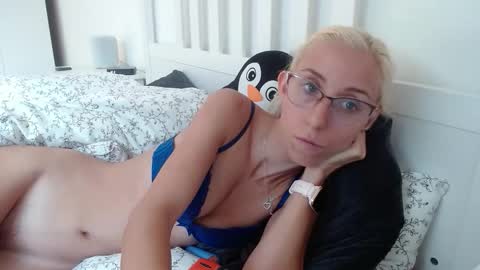 Snapshot of barelylegalblondy chatting on September 11, 4:19 pm Lena online show from September 11, 4:19 pm