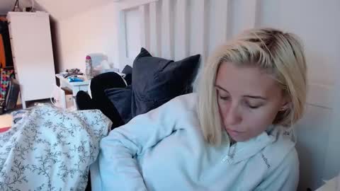 Snapshot of barelylegalblondy chatting on September 23, 9:36 am Lena online show from September 23, 9:36 am
