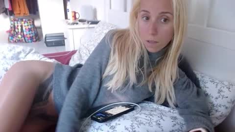 Snapshot of barelylegalblondy chatting on September 12, 4:53 pm Lena online show from September 12, 4:53 pm