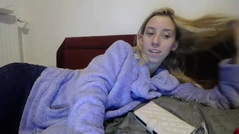 Snapshot of barelylegalblondy chatting on February 13, 7:10 pm Lena online show from February 13, 7:10 pm