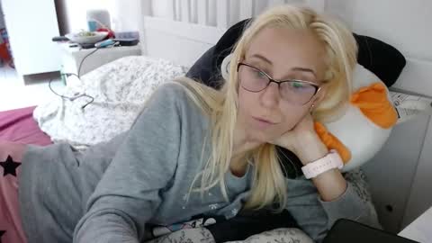 Snapshot of barelylegalblondy chatting on October 13, 12:40 pm Lena online show from October 13, 12:40 pm