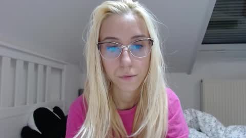 Snapshot of barelylegalblondy chatting on October 21, 6:33 pm Lena online show from October 21, 6:33 pm