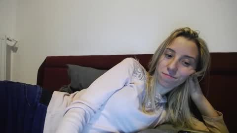 Snapshot of barelylegalblondy chatting on February 17, 7:44 pm Lena online show from February 17, 7:44 pm