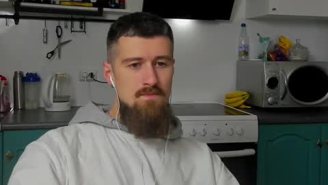 Snapshot of bearded_legend chatting on October 13, 1:40 am Zeus online show from October 13, 1:40 am