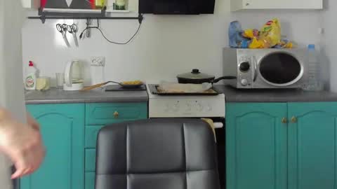 Snapshot of bearded_legend chatting on December 6, 8:12 pm Zeus online show from December 6, 8:12 pm