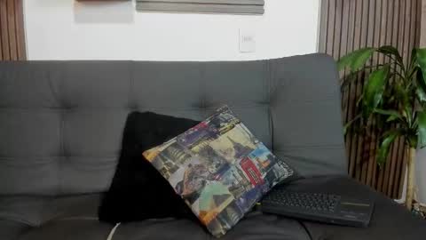 independent model online show from October 22, 3:21 am