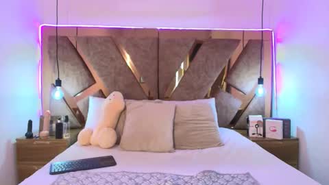 Bella Swwan  online show from April 16, 1:44 pm