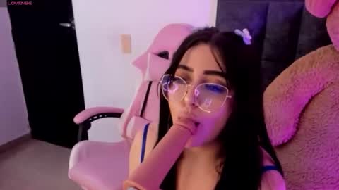 bella cruz online show from April 16, 9:39 pm