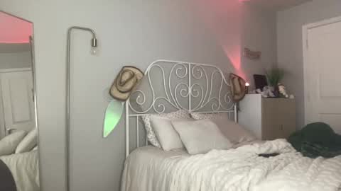 Snapshot of bellaxxboo chatting on September 10, 11:28 pm Bella Rose online show from September 10, 11:28 pm
