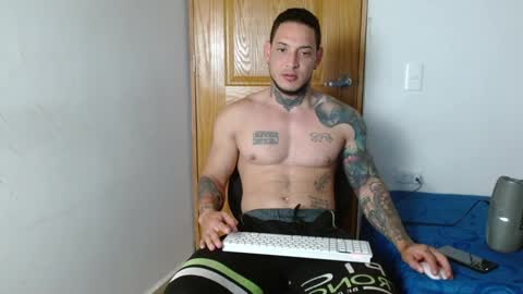 Snapshot of benjamin_isaac chatting on December 20, 1:03 am benjamin_isaac online show from December 20, 1:03 am