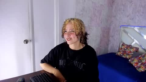 Snapshot of benny_wilson chatting on September 16, 4:04 am benny_wilson online show from September 16, 4:04 am