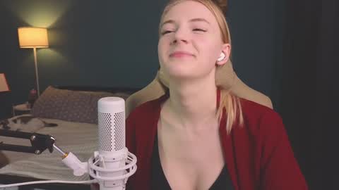 Snapshot of benty_bunny chatting on December 14, 7:36 pm Alice online show from December 14, 7:36 pm