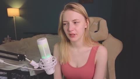 Snapshot of benty_bunny chatting on January 30, 12:37 pm Alice online show from January 30, 12:37 pm