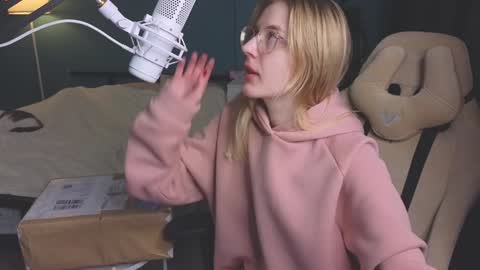 Snapshot of benty_bunny chatting on January 5, 10:53 am Alice online show from January 5, 10:53 am