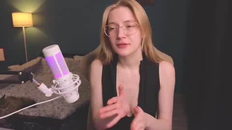 Snapshot of benty_bunny chatting on December 5, 8:06 pm Alice online show from December 5, 8:06 pm