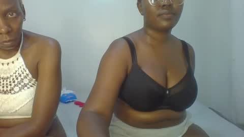 berries_lee online show from March 11, 3:47 am