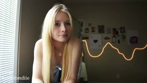 Snapshot of bestblondiiecb chatting on March 3, 8:54 pm Chloe Next stream on Friday online show from March 3, 8:54 pm