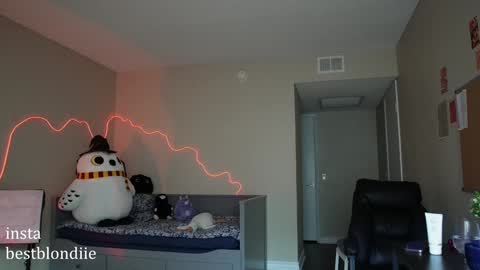 Snapshot of bestblondiiecb chatting on January 17, 11:29 pm Chloe Next stream on Friday online show from January 17, 11:29 pm