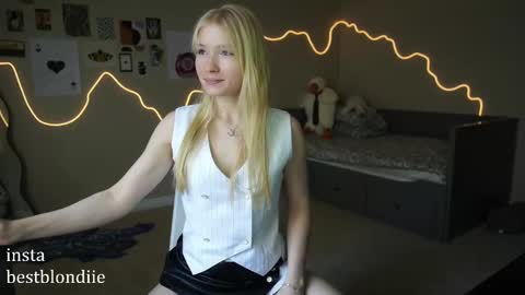 Snapshot of bestblondiiecb chatting on March 3, 5:52 pm Chloe Next stream on Friday online show from March 3, 5:52 pm