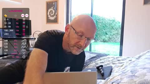 My name is David and if you like public exhibitions you wont be disappointed with me LoL - My favorite vibes is 44  online show from November 27, 8:55 am